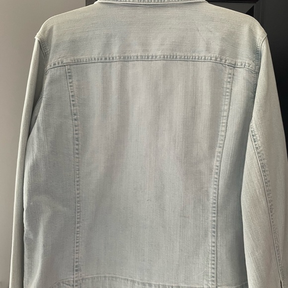 Light wash jean jacket new without tag. - Picture 4 of 6